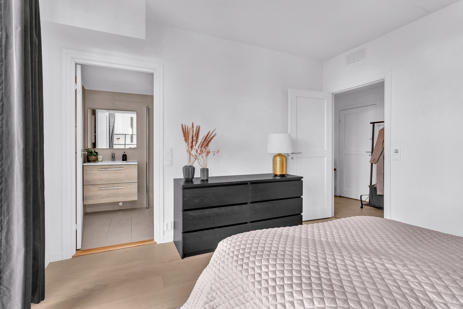 Her har du rikelig med plass til dobbeltseng og nattbord, i tillegg til et garderobeskap om ønskelig Galleribilde