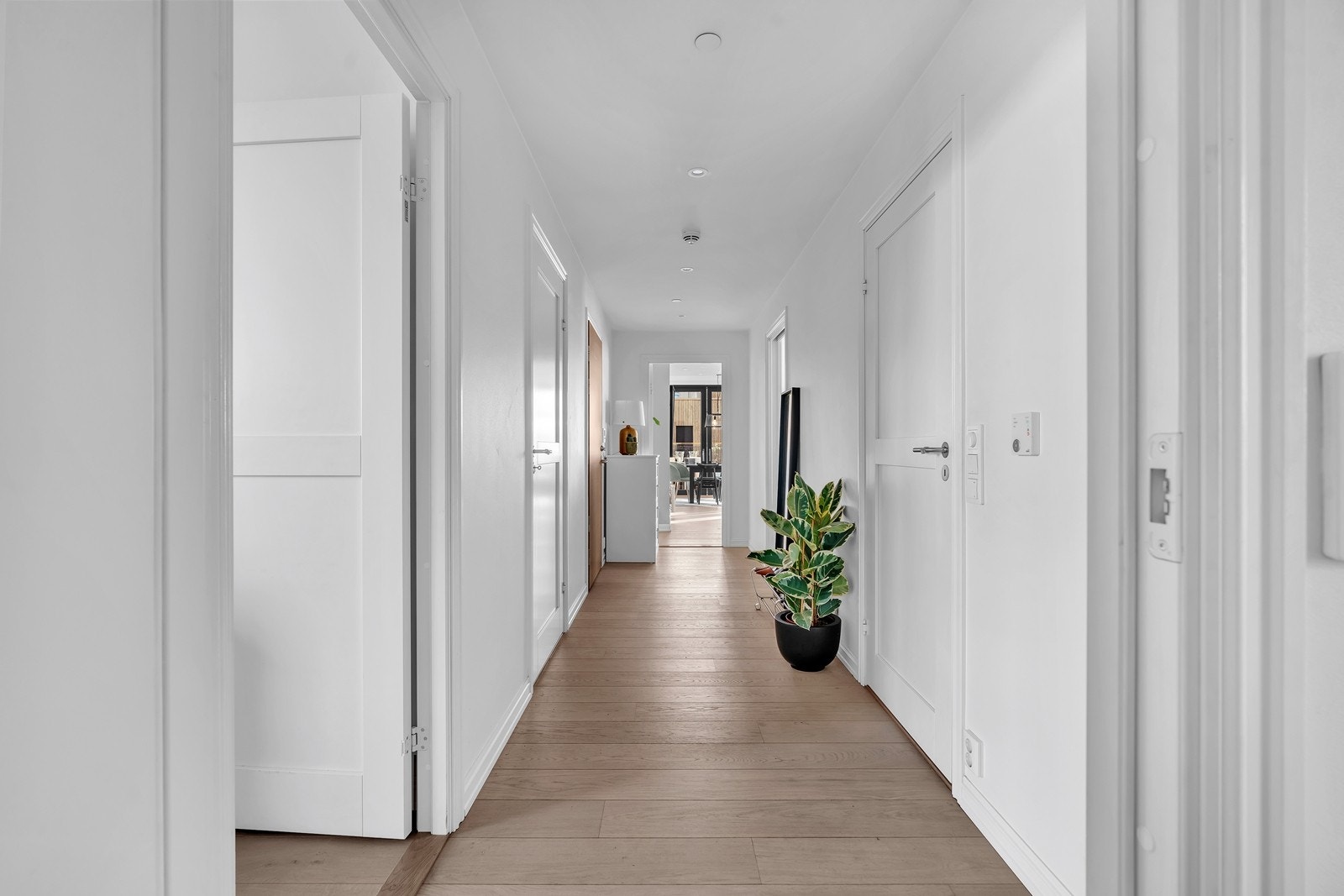 Innbydende entré som gir et godt førsteinntrykk av leiligheten. Entréen har praktisk tilknytning til bod hvor det er god plass til oppbevaring av ytterklær og sko Galleribilde