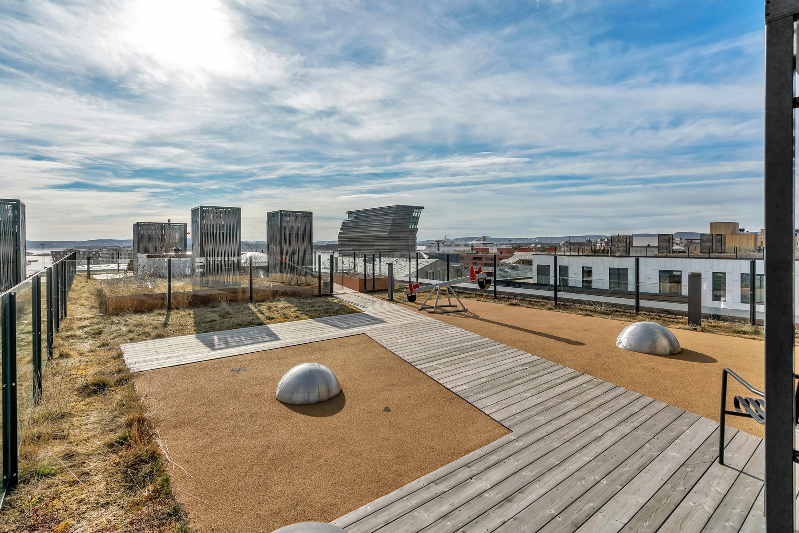 Sameiet kan tilby “byens flotteste takterrasse” opparbeidet med sittegrupper, grillområde og plantekasser Galleribilde