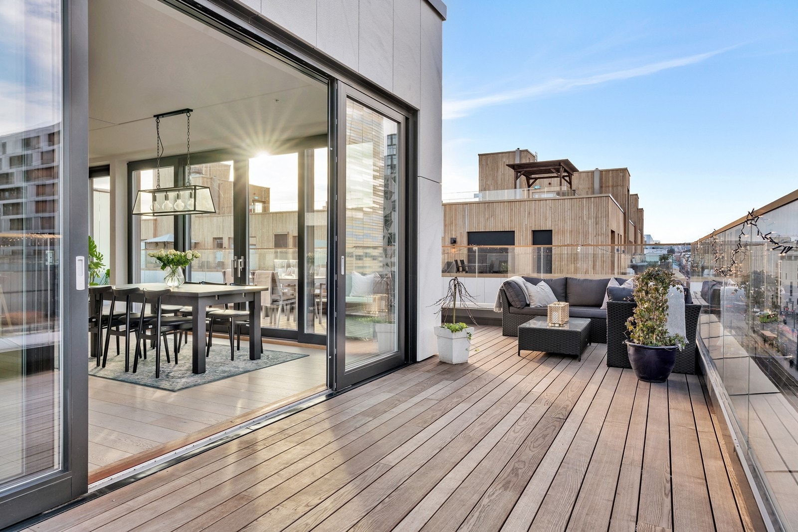 Konstruksjonen er belagt med terrassebord av høy kvalitet Galleribilde