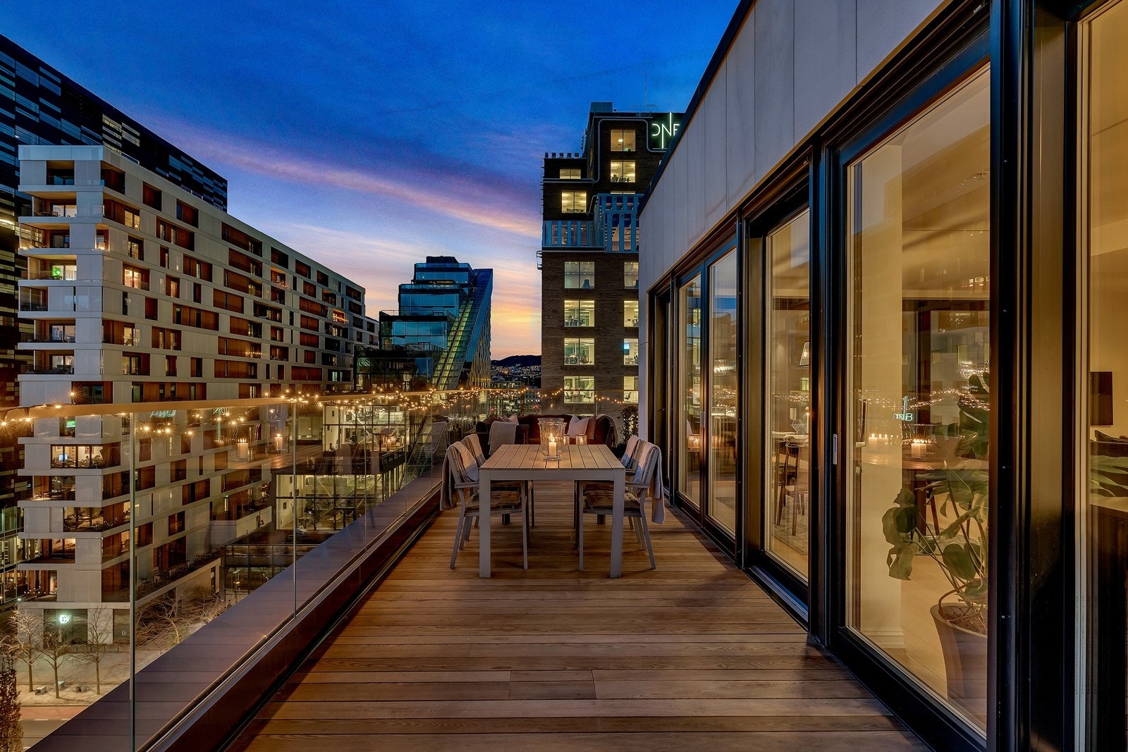 Terrassen er nordvestvendt, med gode solforhold fra tidlig morgen til sen kveld Galleribilde