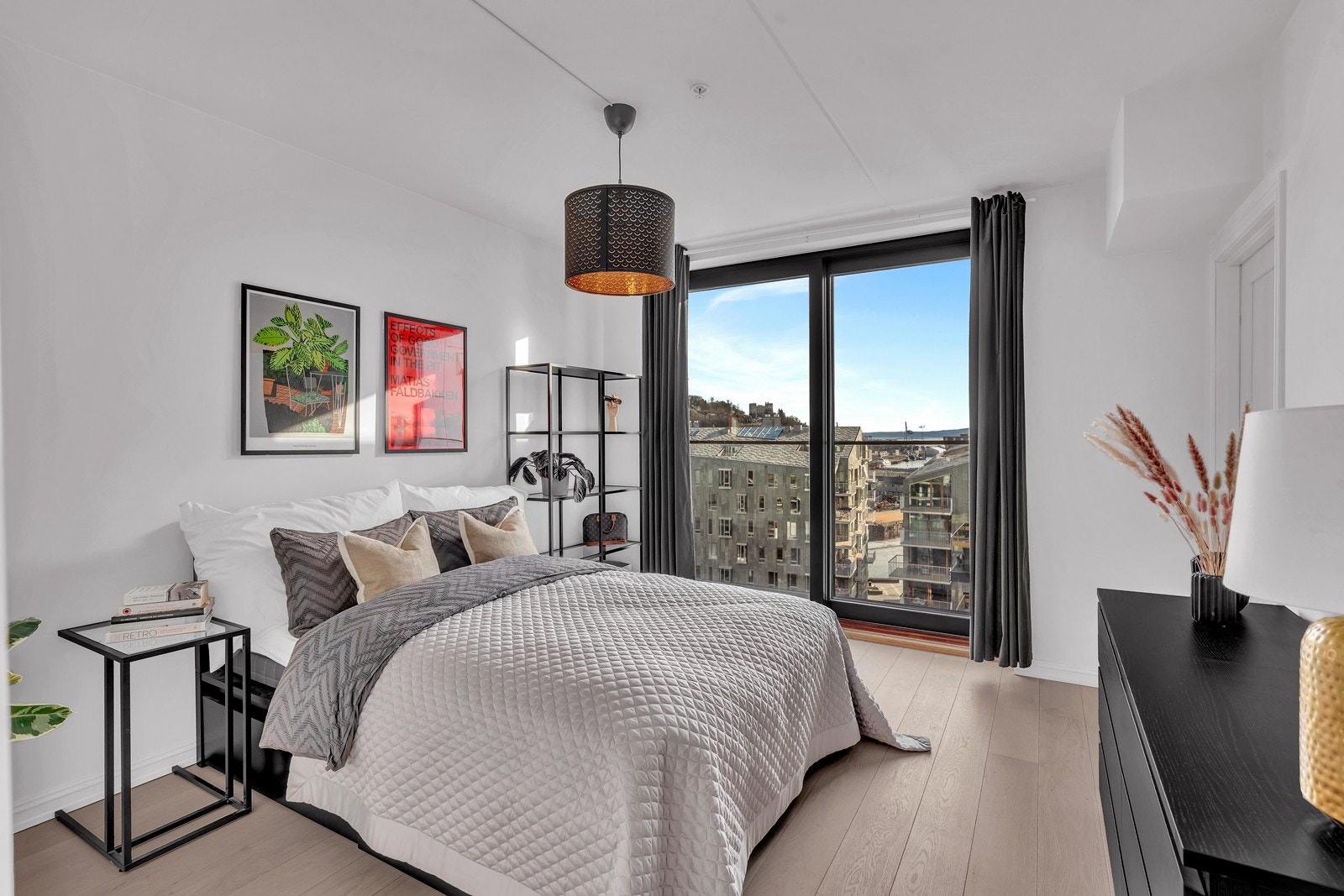 Leiligheten har 3 soverom av god størrelse med plass til seng og kommode/skap Galleribilde