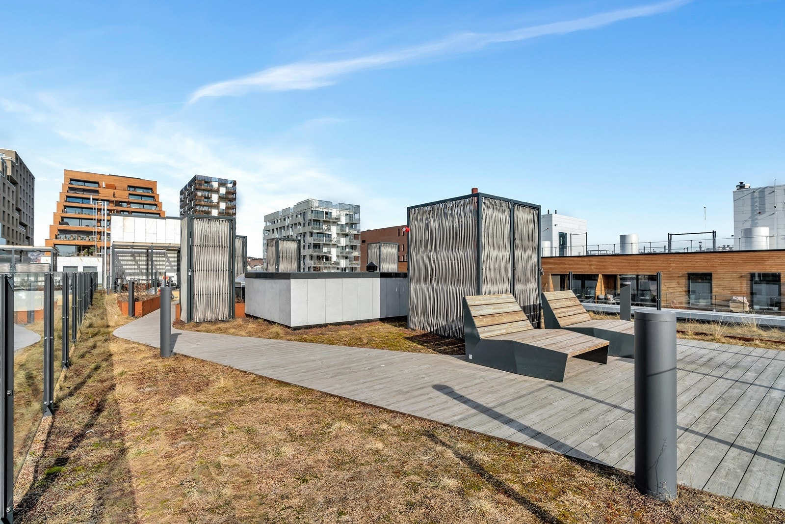 Takterrassen har 5 soner man kan reservere, hvorav én av sonene er opparbeidet med grill og kjøkken Galleribilde