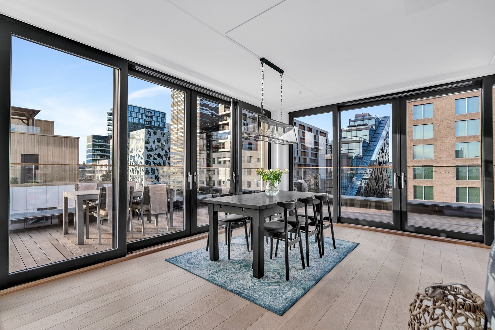 Med flere og store skyvedører i stuen fungerer terrassen som en forlengelse av stuen på sommertid Galleribilde