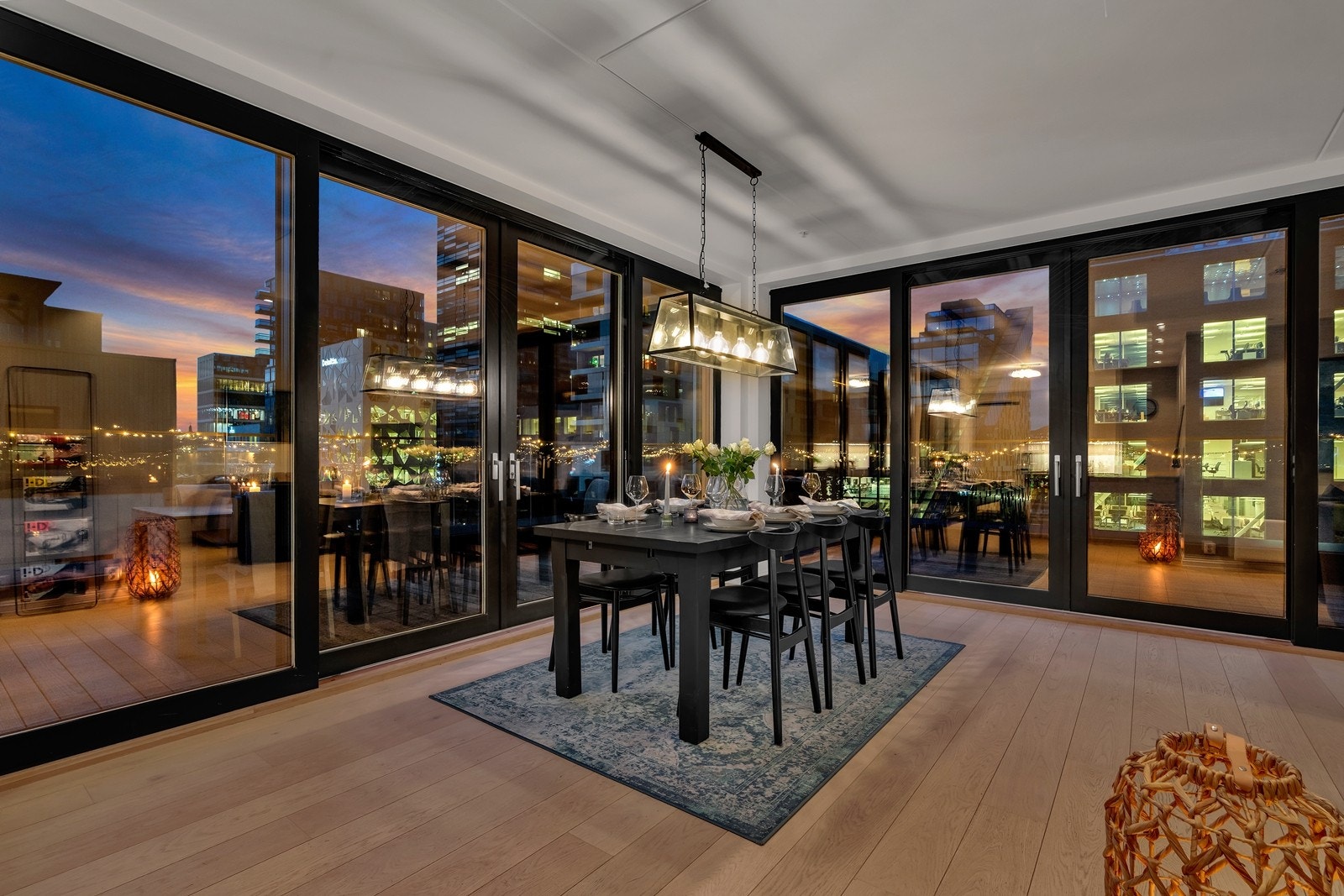 Boligen byr på store, åpne rom og har mange lekre løsninger og detaljer Galleribilde