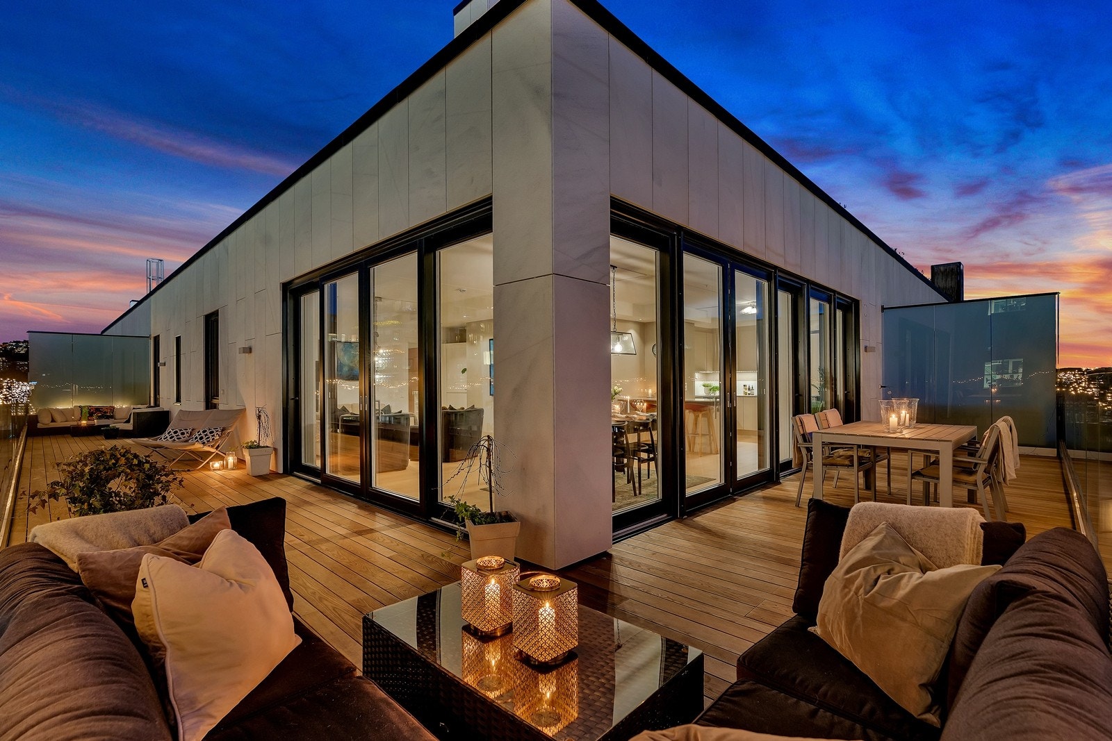 Her har du rikelig med plass til flere sosiale soner med både spisebord og sofagruppe Galleribilde