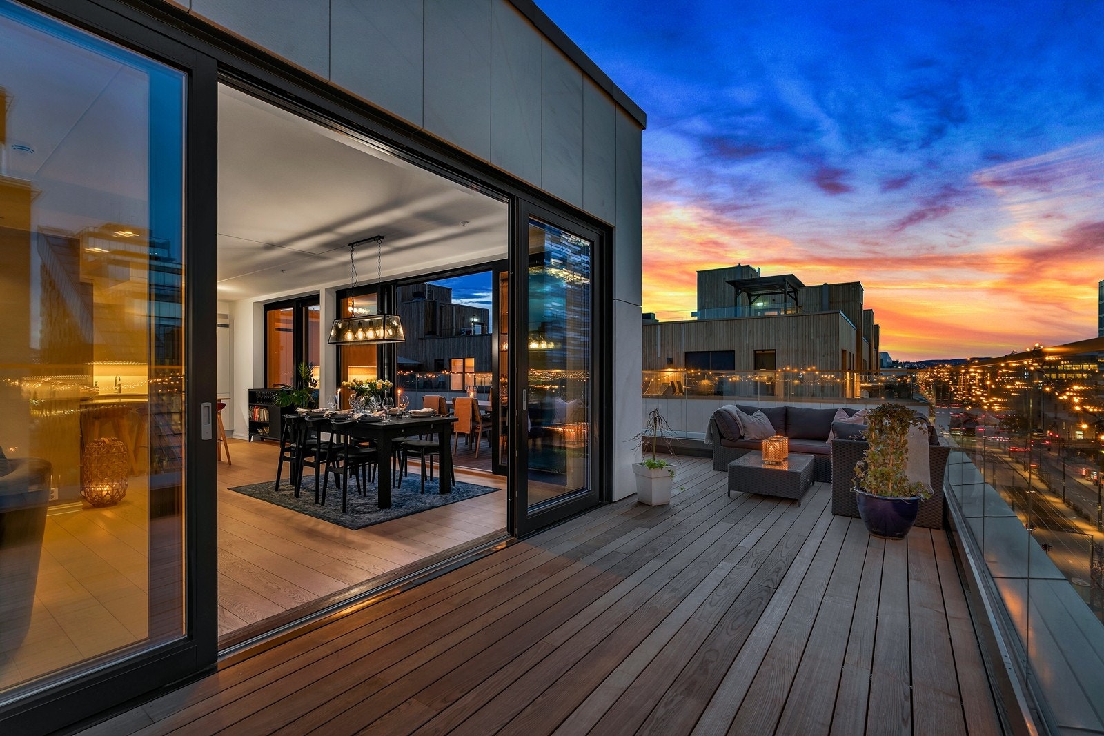 Utgang fra stue/kjøkken til leilighetens desidert beste fasilitet - Nemlig en privat takterrasse på ca. 66 kvm med flott utsikt mot Bjørvika/Barcode og sentrum Galleribilde