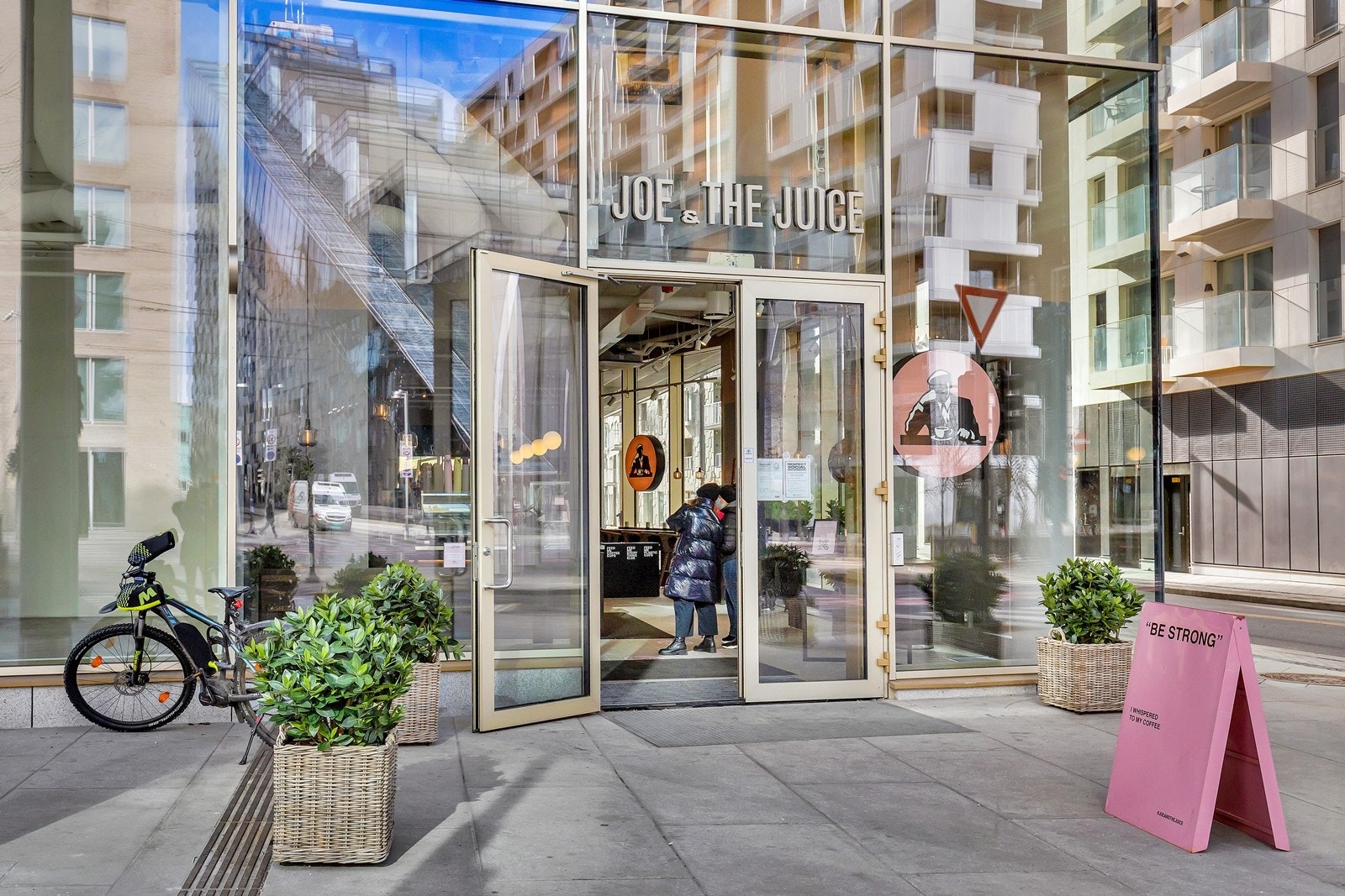 På bygulvet finner man et variert servicetilbud med kafeer, restauranter, klesbutikker, frisør, apotek, dagligvarehandel og treningssenter Galleribilde