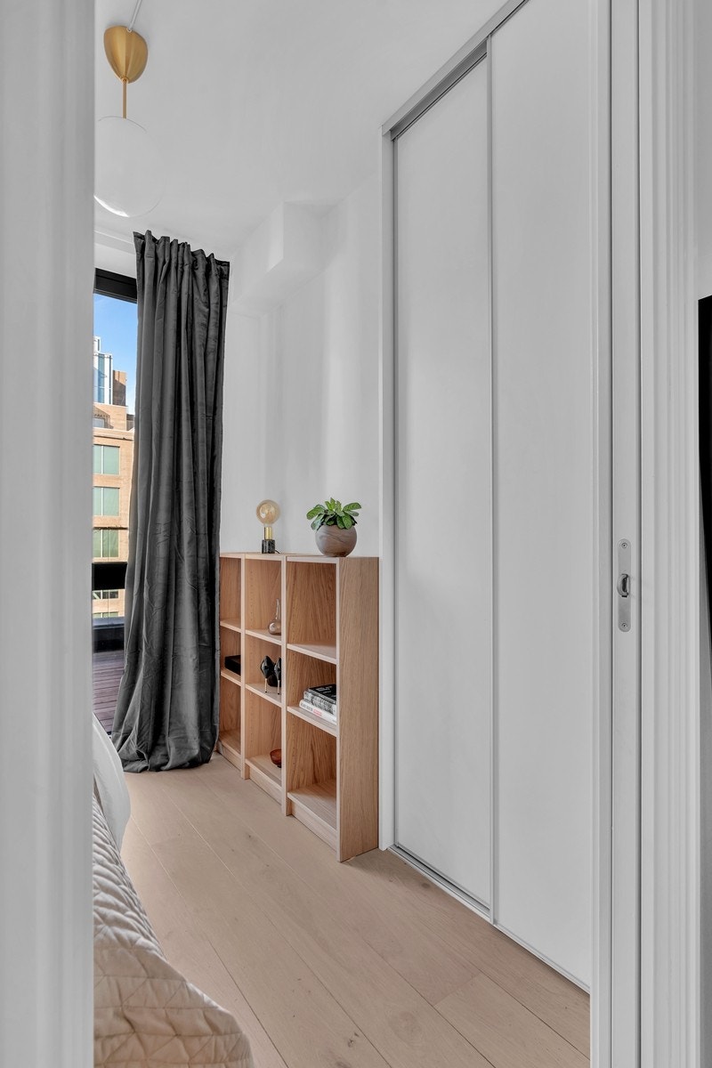 Soverom 2 er innredet med skyvedørsgarderobe Galleribilde