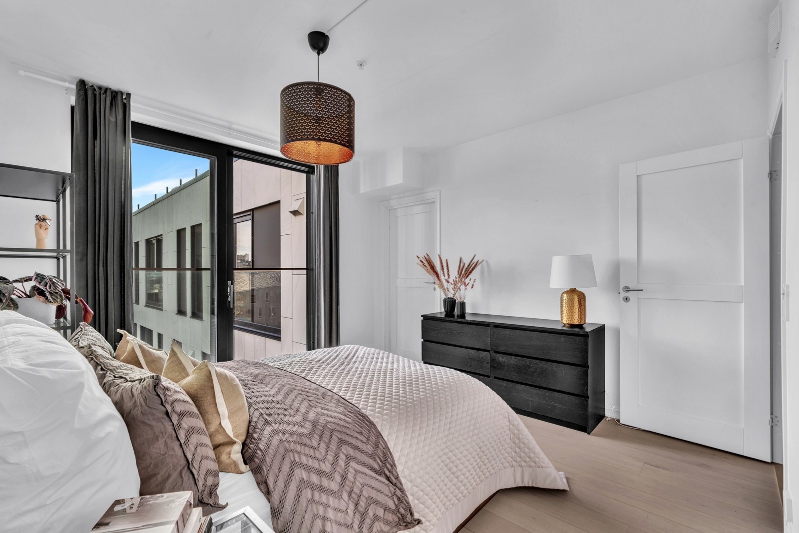 Hovedsoverommet har en flott beliggenhet med store vinduer fra gulv til tak som gir rommet et flott utsyn mot Bjørvika og Oslofjorden Galleribilde