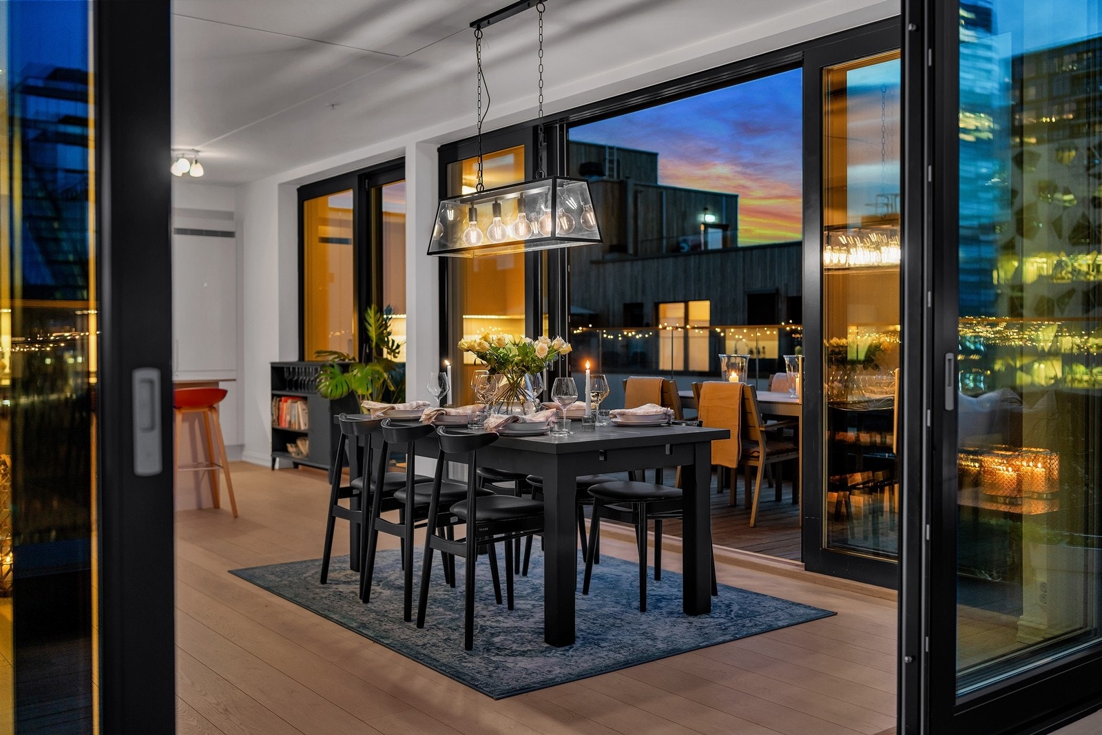 Store vinduer fra gulv til tak og flere skyvedører Galleribilde