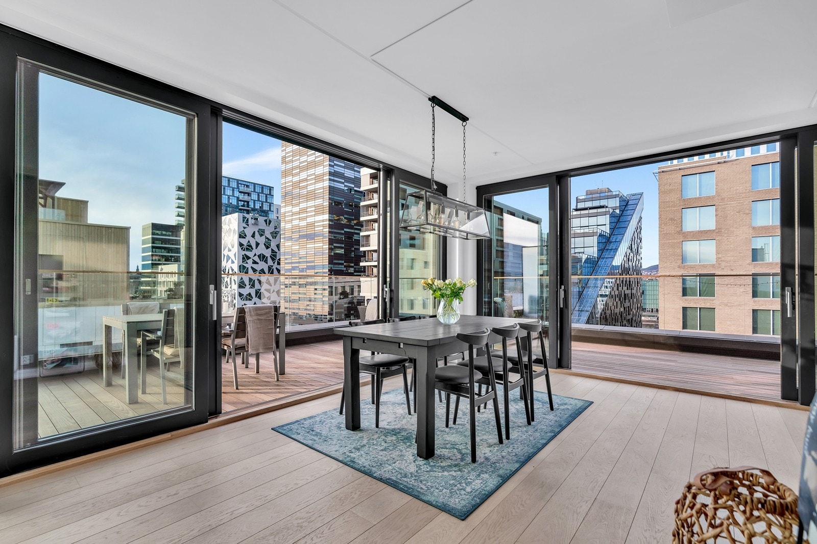 Hjørnebeliggenheten, store vindusflater og flere skyvedører til terrassen gjør at man får en flott og åpen atmosfære med naturlige lysforhold i hele boligen Galleribilde