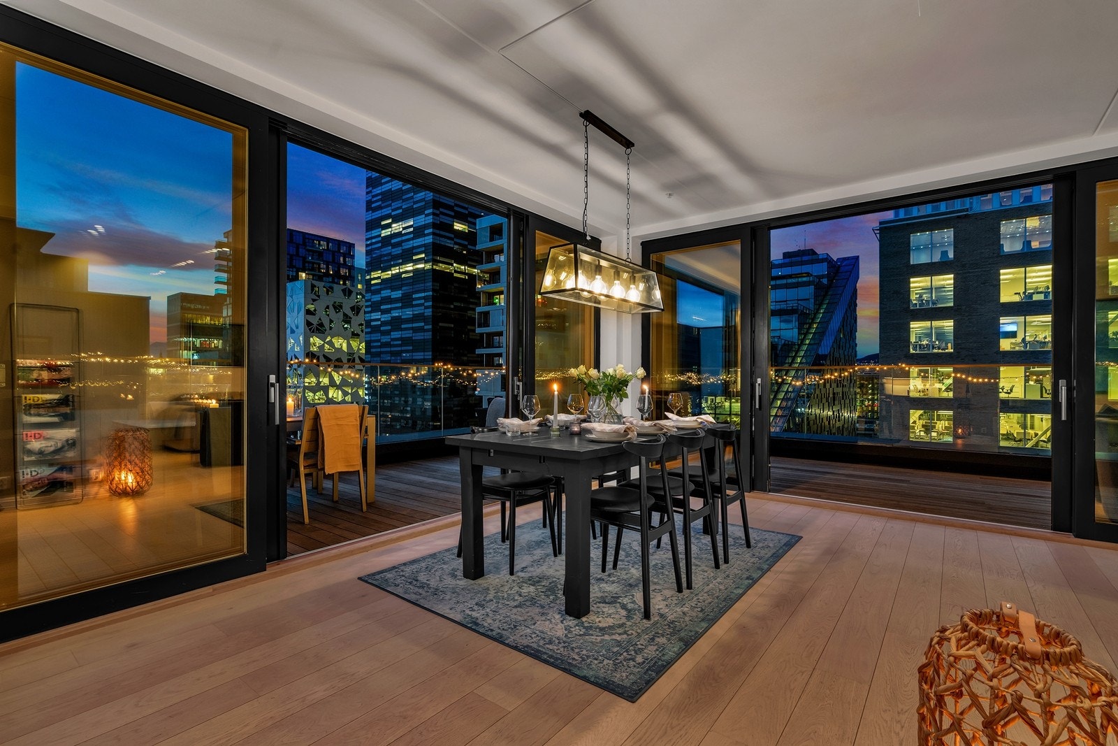 En lekker topp- og hjørneleilighet med privat takterrasse på 66 kvm, høy standard, 2 bad, heis og mulighet for kjøp av garasjeplass Galleribilde