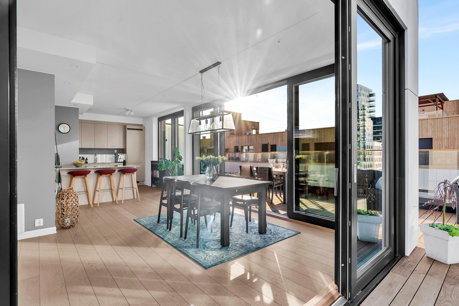 Stuen er et fantastisk oppholdsrom med god plass til sofagruppe og spisestue Galleribilde