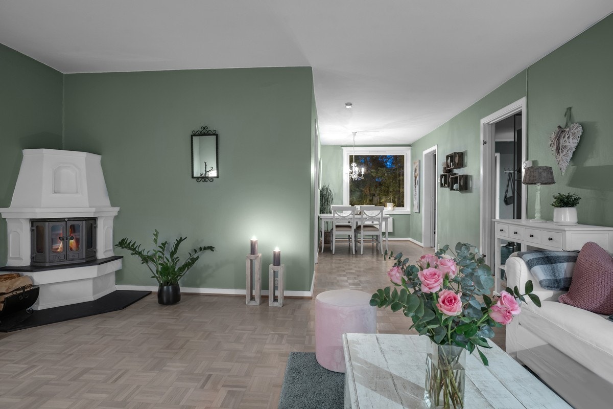 Stuen har peis som varmer godt Galleribilde