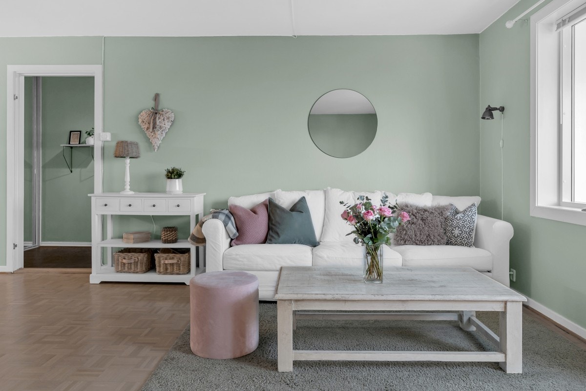Stuen har en pen og hyggelig farge på vegger Galleribilde