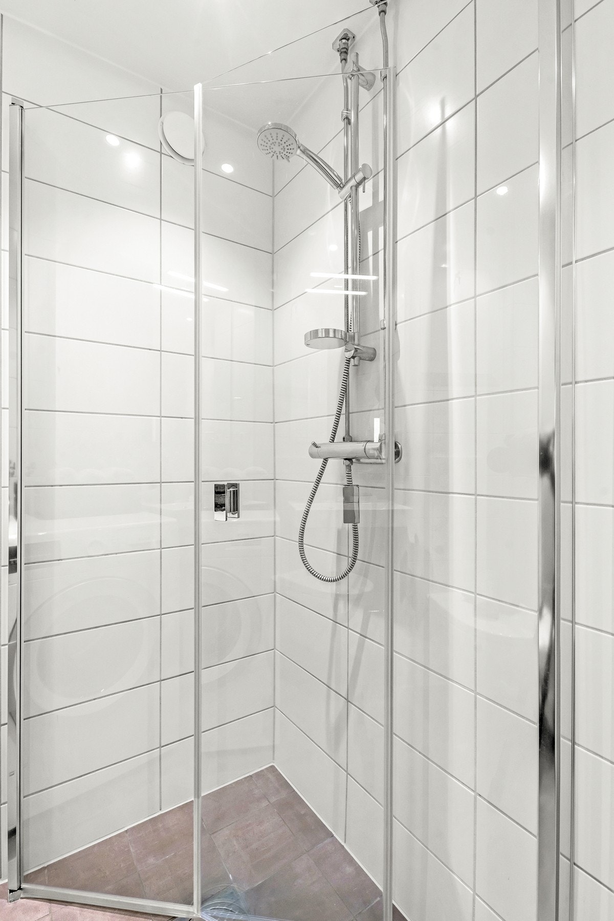 Dusjhjørne med svingdører og termostatstyrt blandebatteri Galleribilde