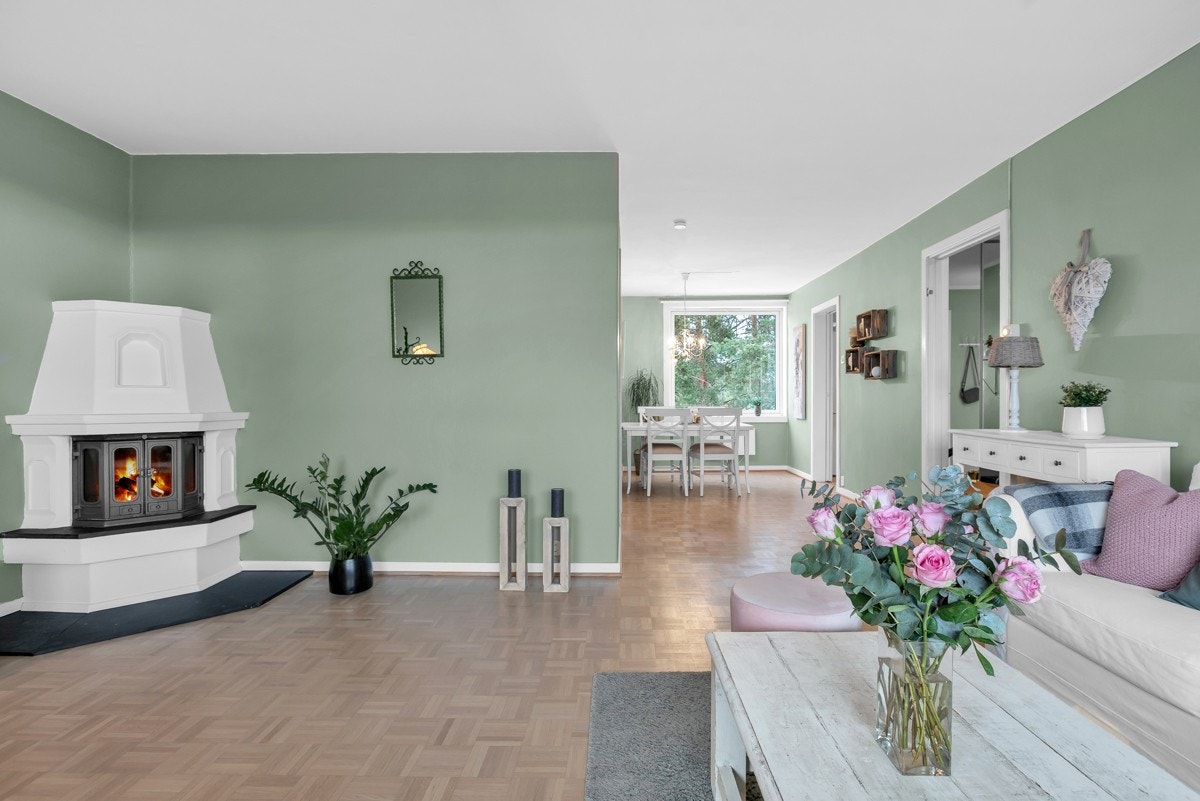 Med vindusflater i begge ender av stuen er det godt med naturlig lys. Galleribilde