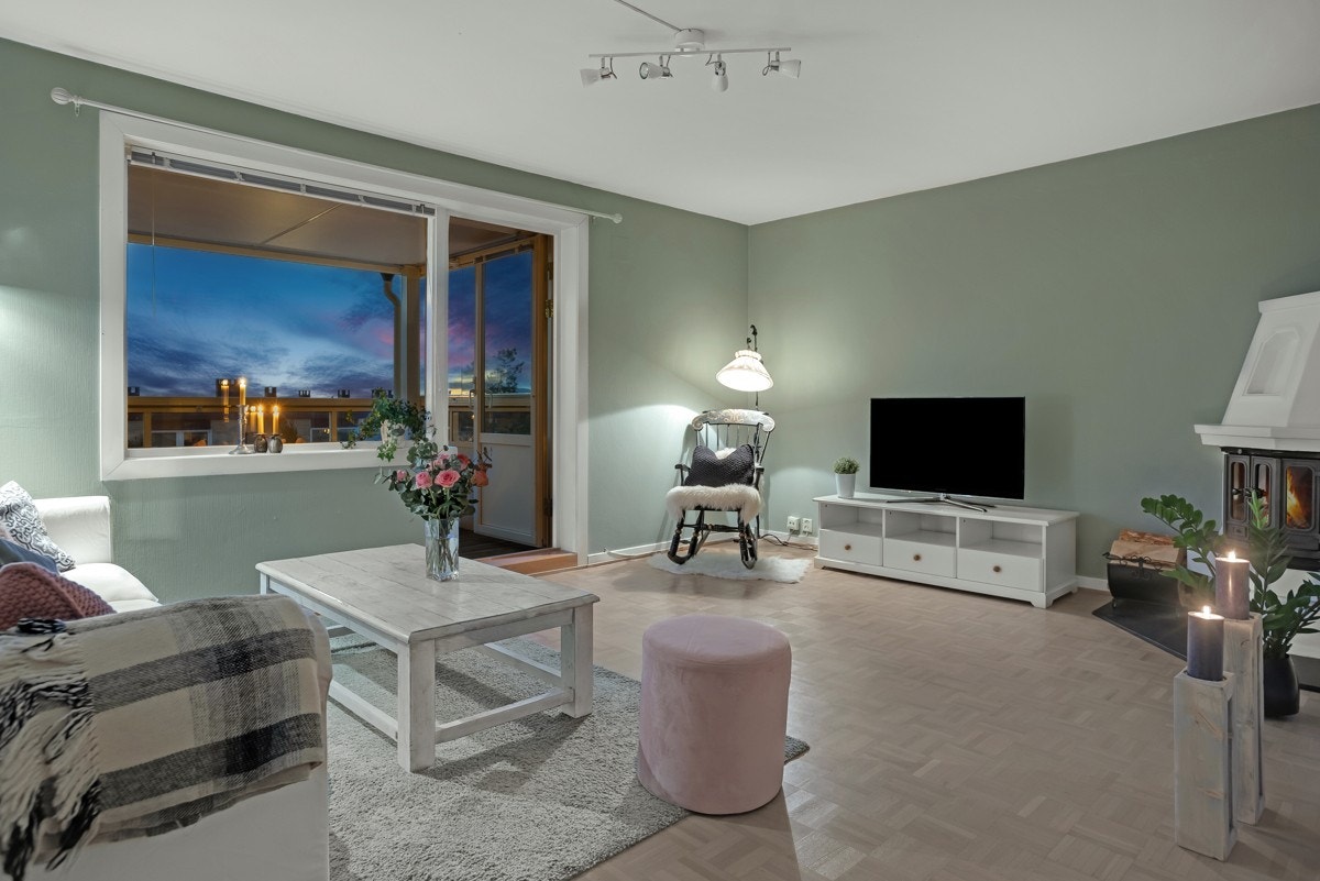 Gode møbleringsmuligheter for sofagruppe og TV Galleribilde