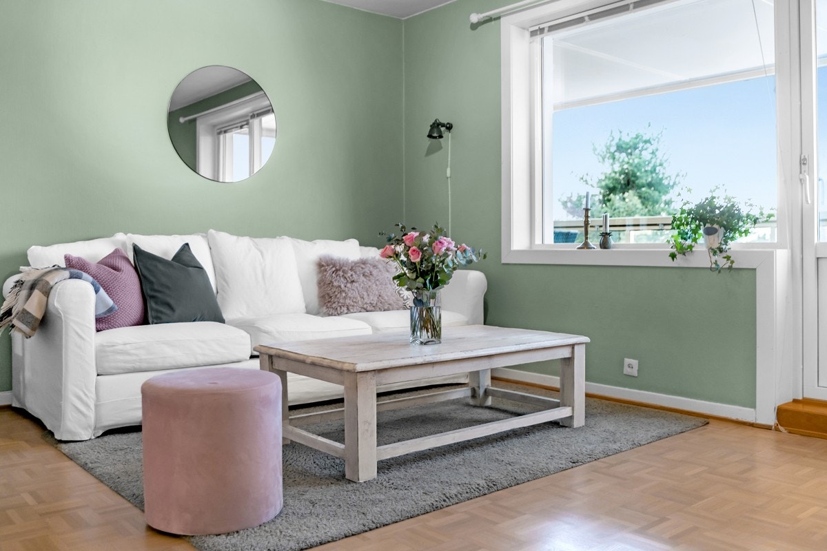 Godt med naturlig lys fra store vindusflater Galleribilde