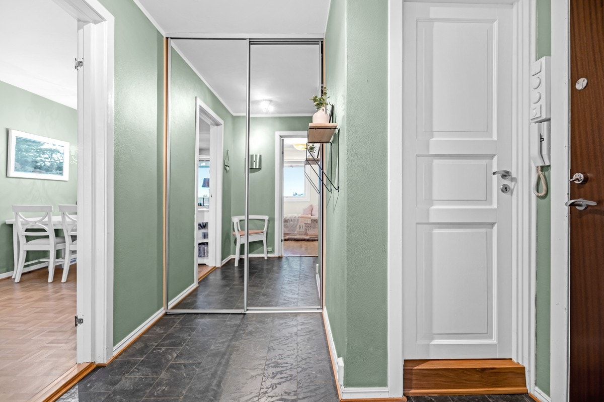 Stor skyvedørsgardeoben i entré med god oppbevaringsplass Galleribilde
