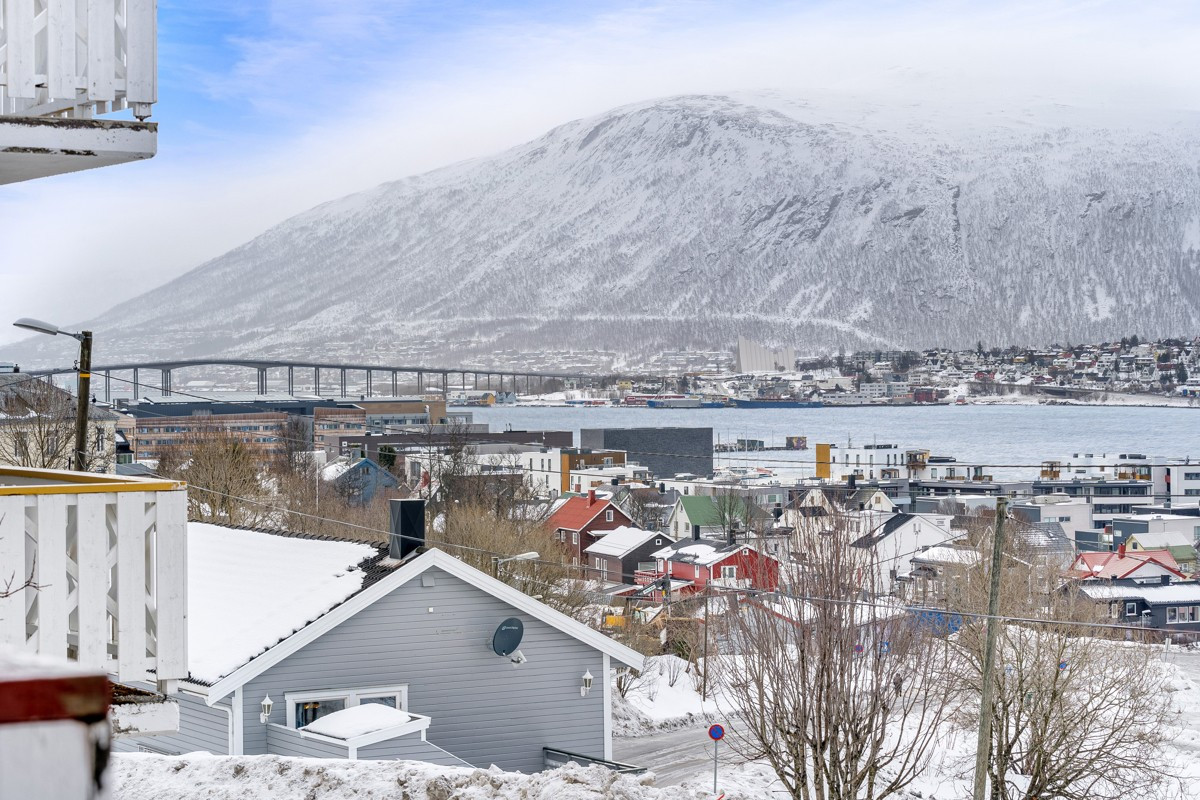 Boligen kan skilte med flott utsikt mot Tromsø sentrum og Tromøysundet - her er det kun en kort gåtur til alt av servicetilbud man måtte trenge