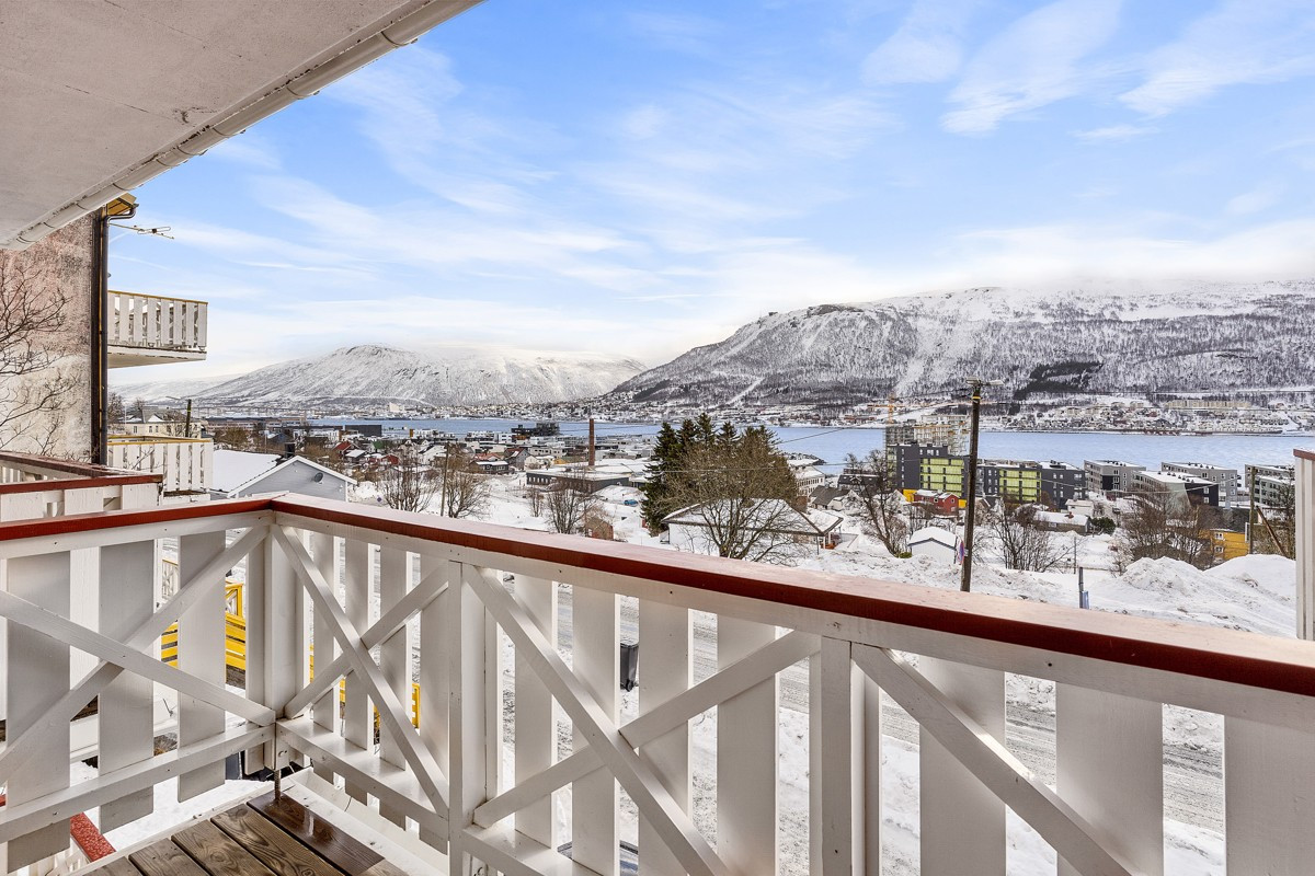 Fra stuen er det utgang til en østvendt balkong med fin utsikt mot Tromsøysundet og fastland