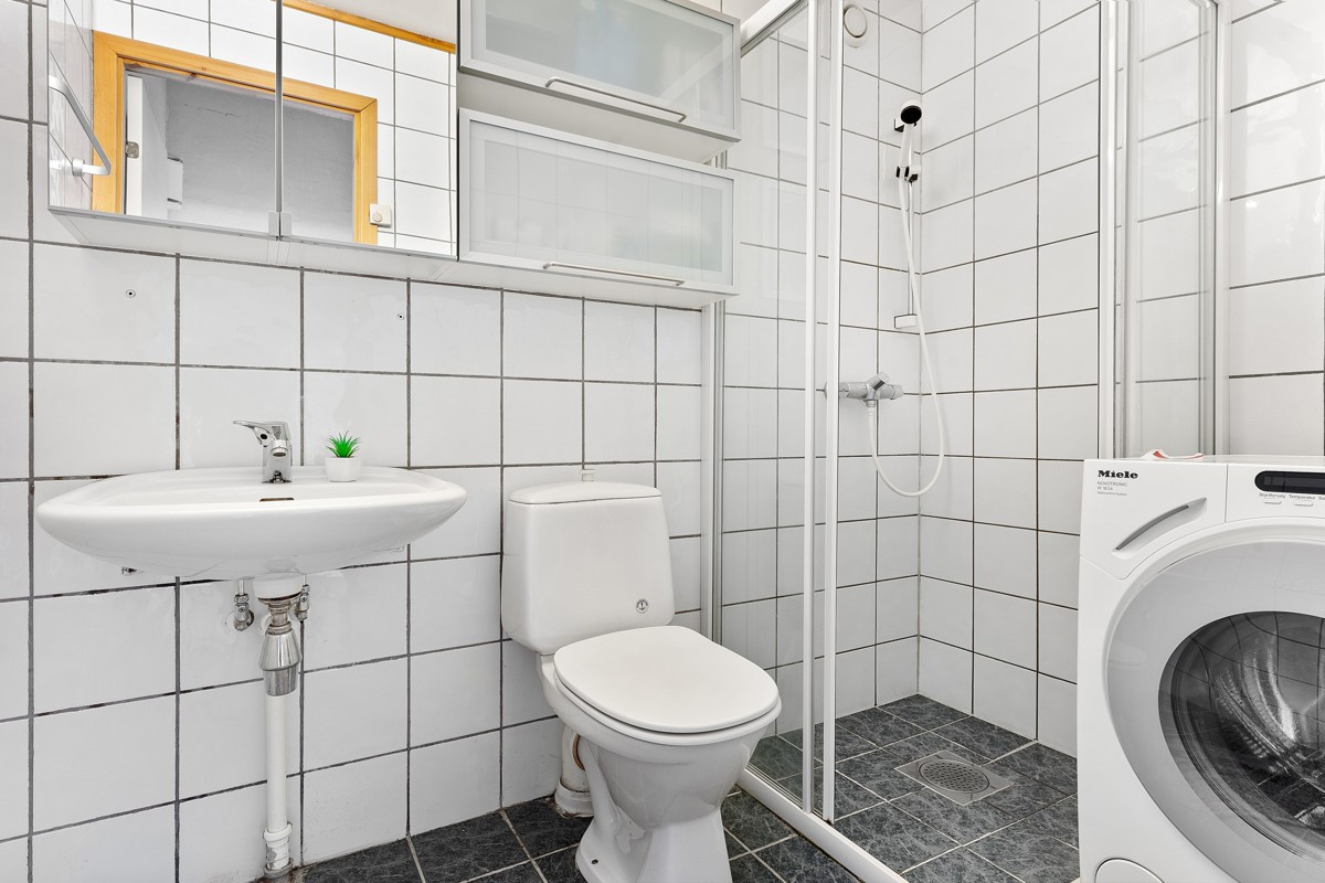 Fra stua er det trapp opp mot 3.etasje - på vei opp kommer du til et halvplan med bad