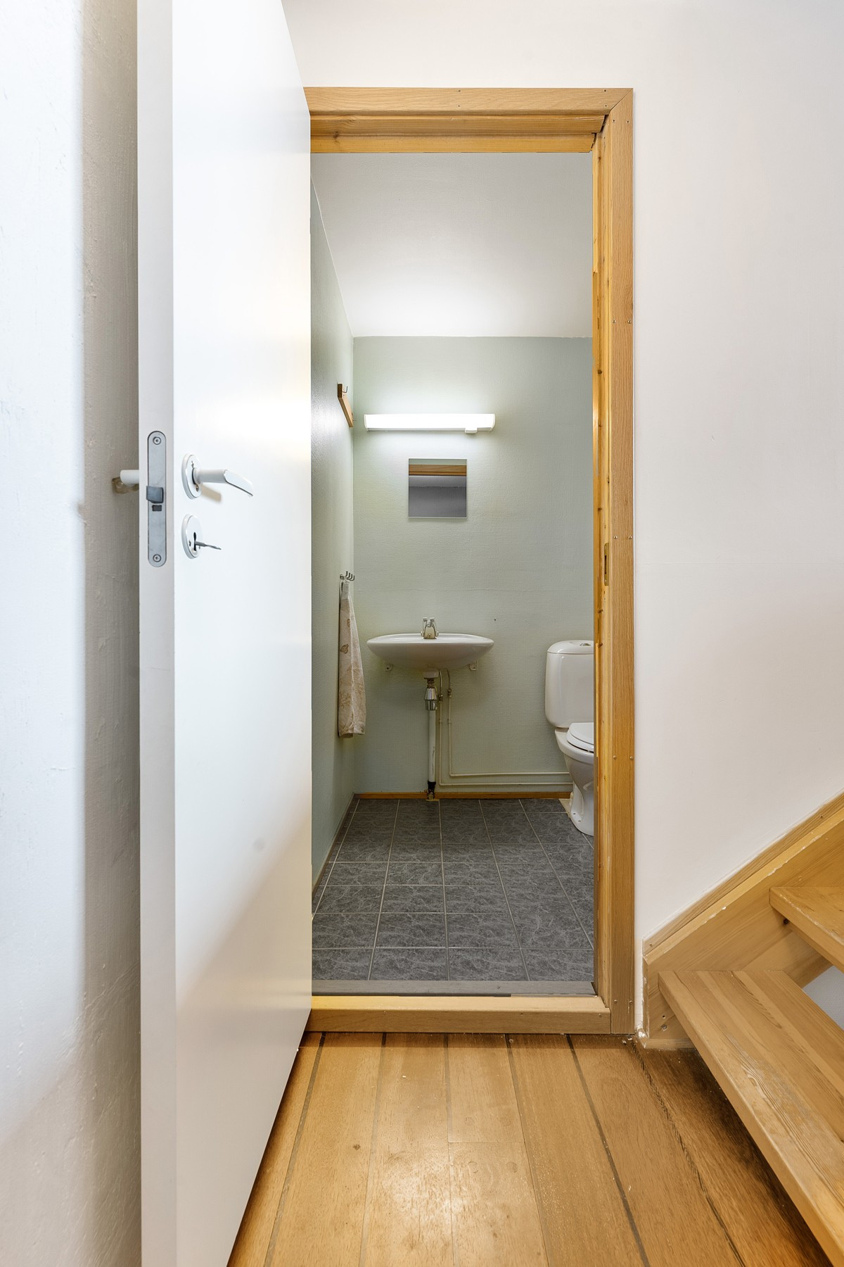 Halvplan mellom 1. og 2.etasje - her finner du et toalettrom med toalett og servant