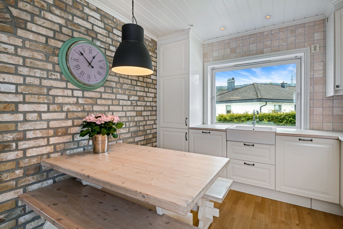 Det har en plassbygget sittebenk ved vinduet og rom for et lite spisebord. Galleribilde