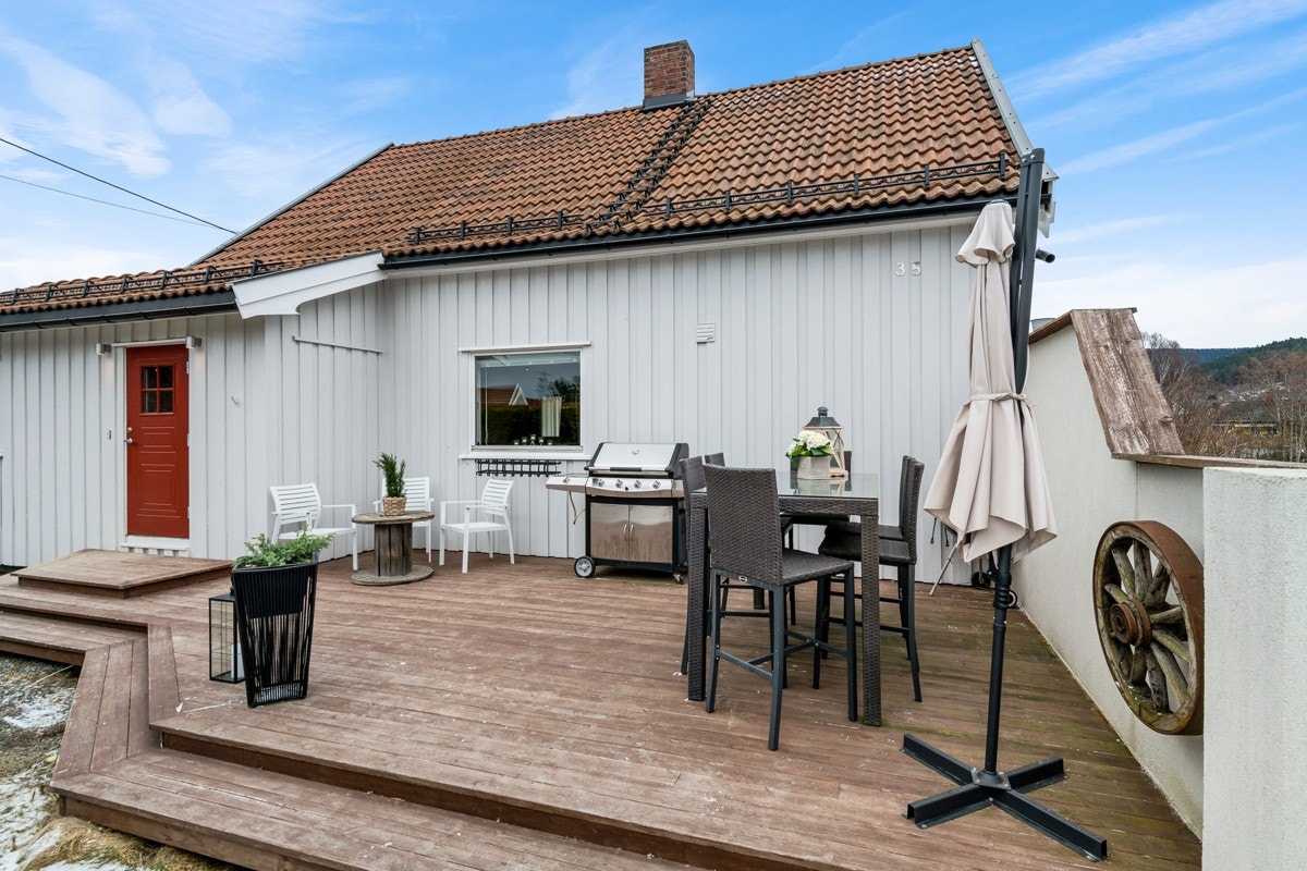Den er oppført i tre og har en skjermende levegg. Galleribilde