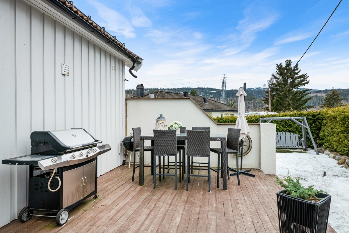 Terrassen måler 27 kvm, så her er det god plass til sittegruppe og grill. Galleribilde