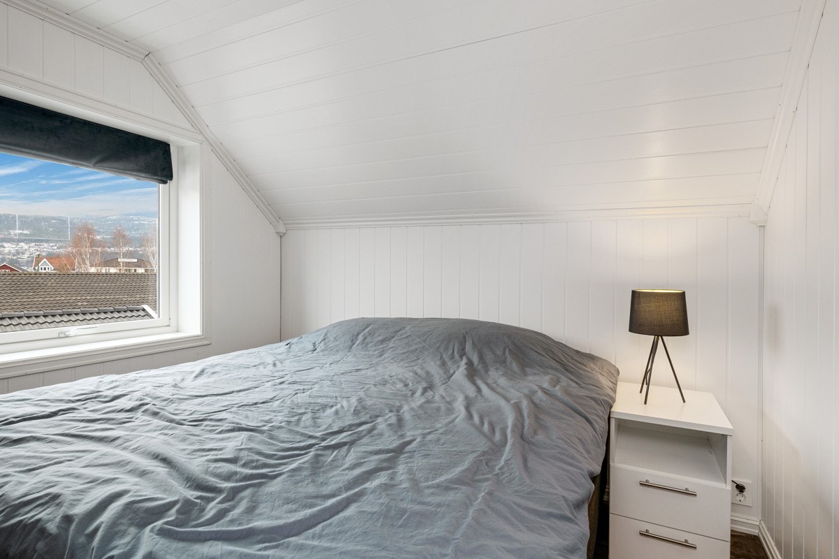 I eneboligen er det tre fine soverom som ligger praktisk samlet i andre etasje. Galleribilde