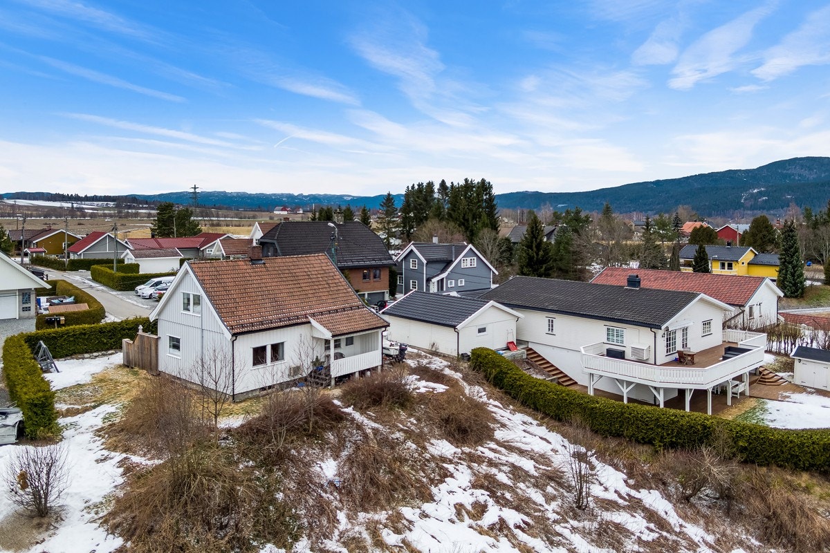 Pen enebolig o/2 plan + kjeller - Nyoppusset bad - Stue med 2 ildsteder - Hage - Vestvendt terrasse - Tomt på 1825 kvm! Galleribilde