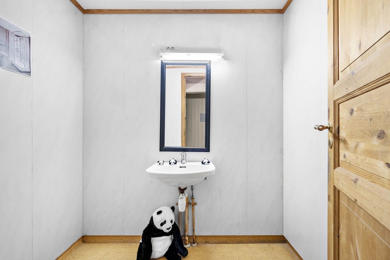 Badet er innredet med vegghengt servant og dusj Galleribilde