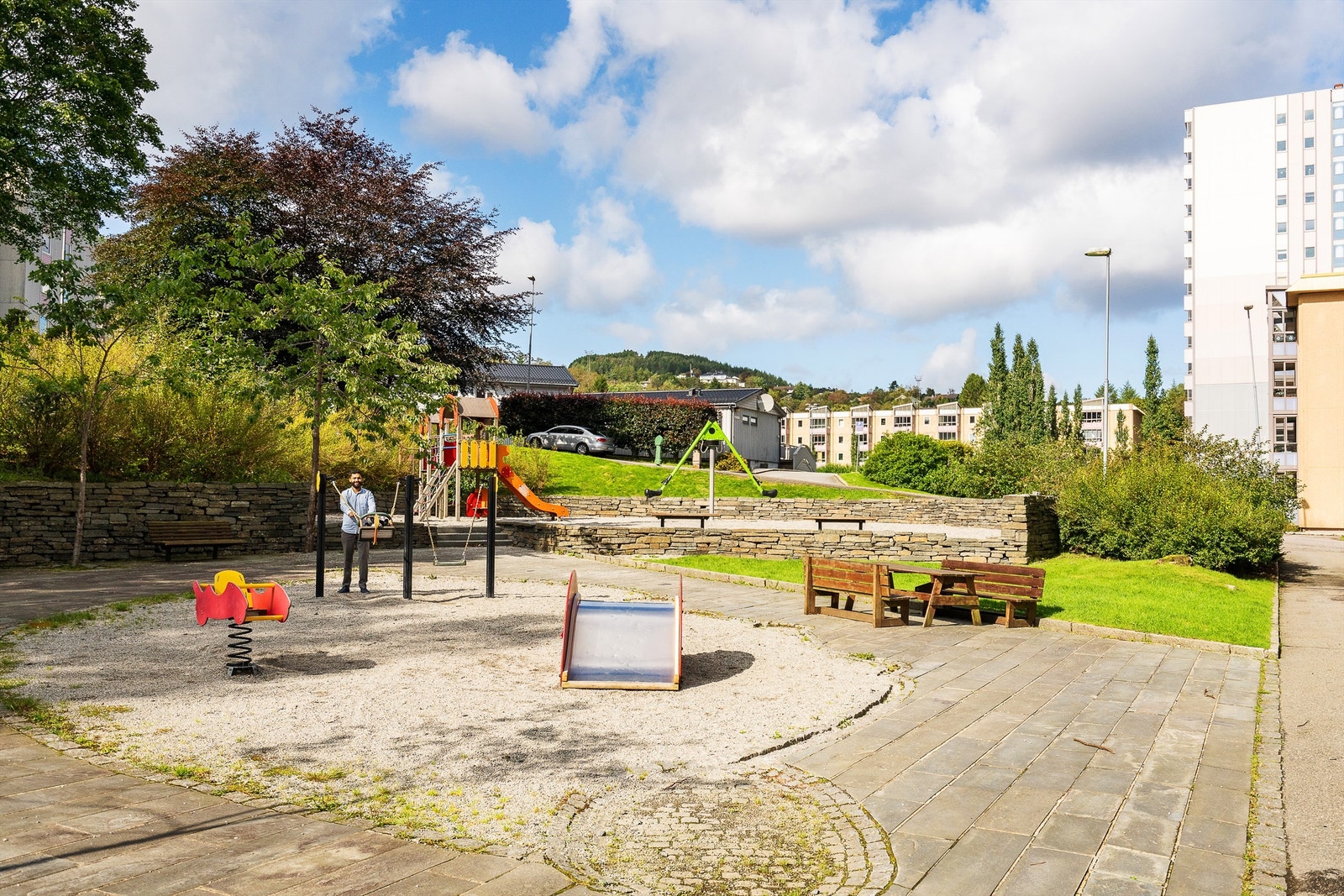 Barnevennlig område med flere lekeplasser og grøntarealer i borettslaget Galleribilde