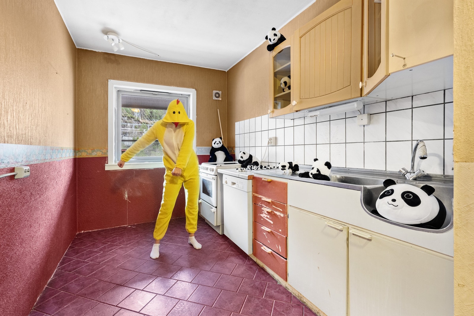 Romslig kjøkken med god plass til å bevege seg Galleribilde