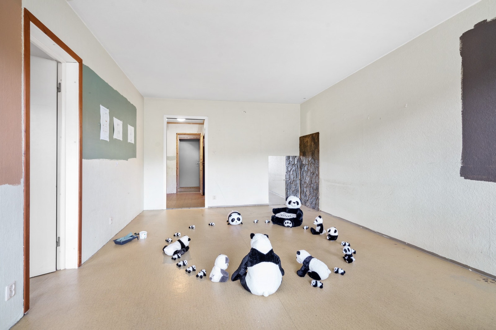 Stuen sett mot gangen. På venstre side har du inngang til hovedsoverommet Galleribilde