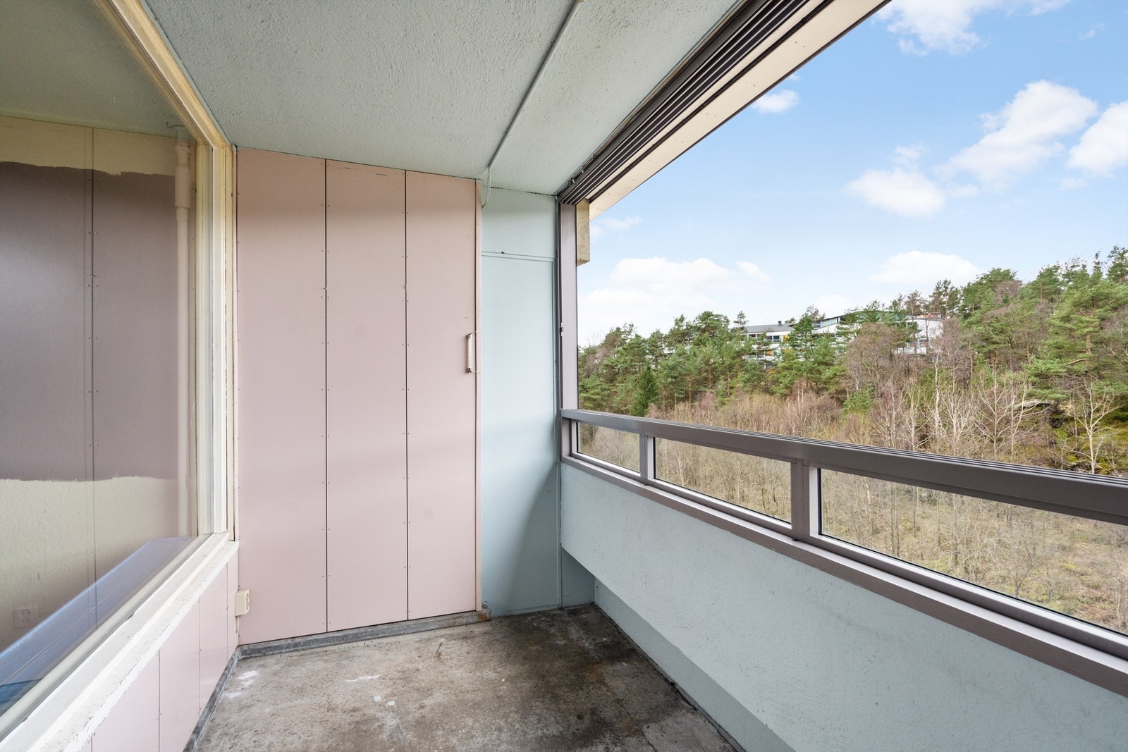 God plass til utemøbler, så her er det mulig å lage det koselig til å ha gjester på besøk eller nyte frisk luft
alene i fred og ro Galleribilde