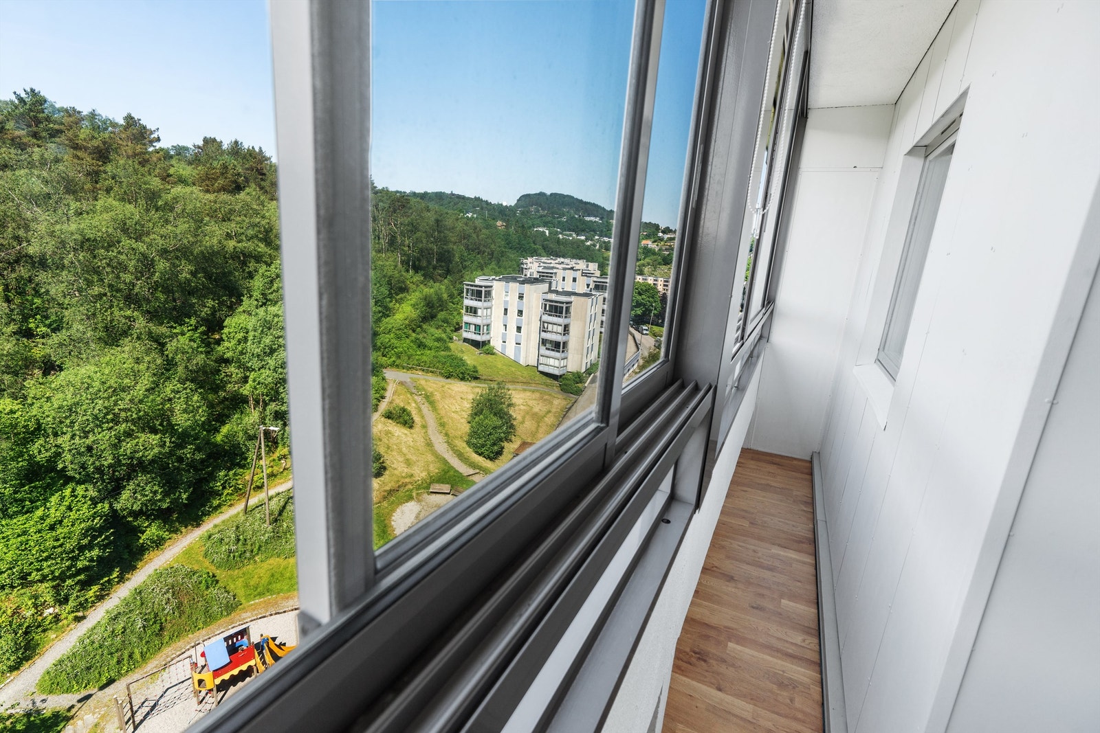 På balkongen har du vinduer som kan skyves til side om du vil slippe solen inn Galleribilde