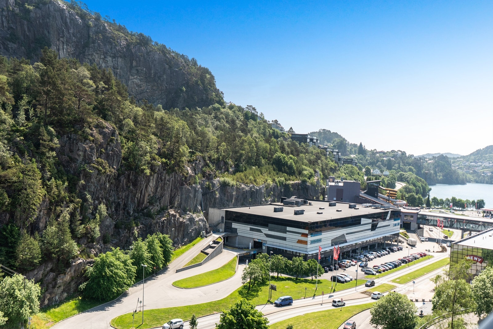 Gangavstand til Vestkanten storsenter som byr på mye gøy! Bla. badeland, ishall, minigolf og bowling Galleribilde