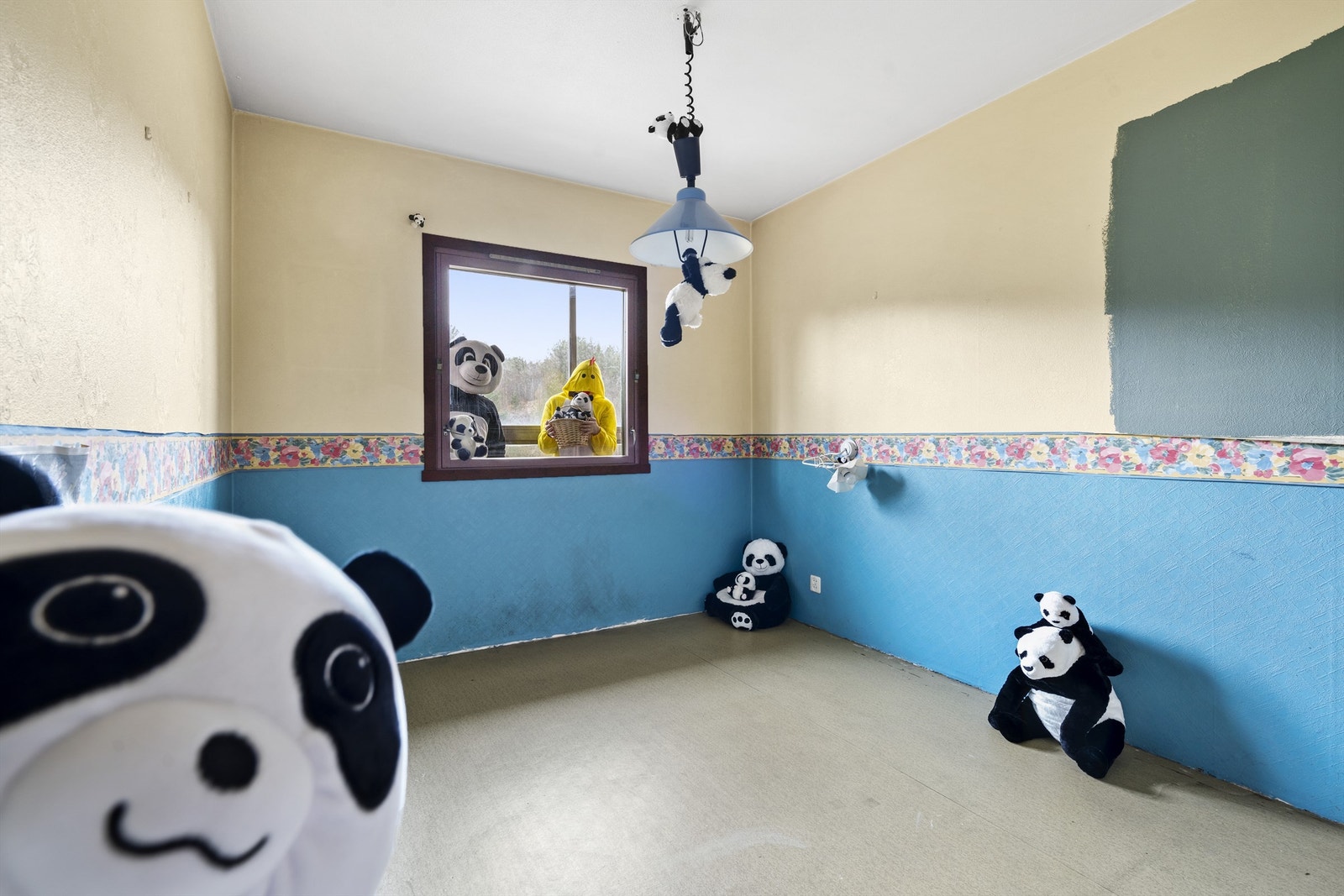 Selve hovedsoverommet er romslig med god plass til dobbeltseng og soveroms-møblement, spesielt når du har innebygd garderobeskap samt en walk in garderobe! Galleribilde