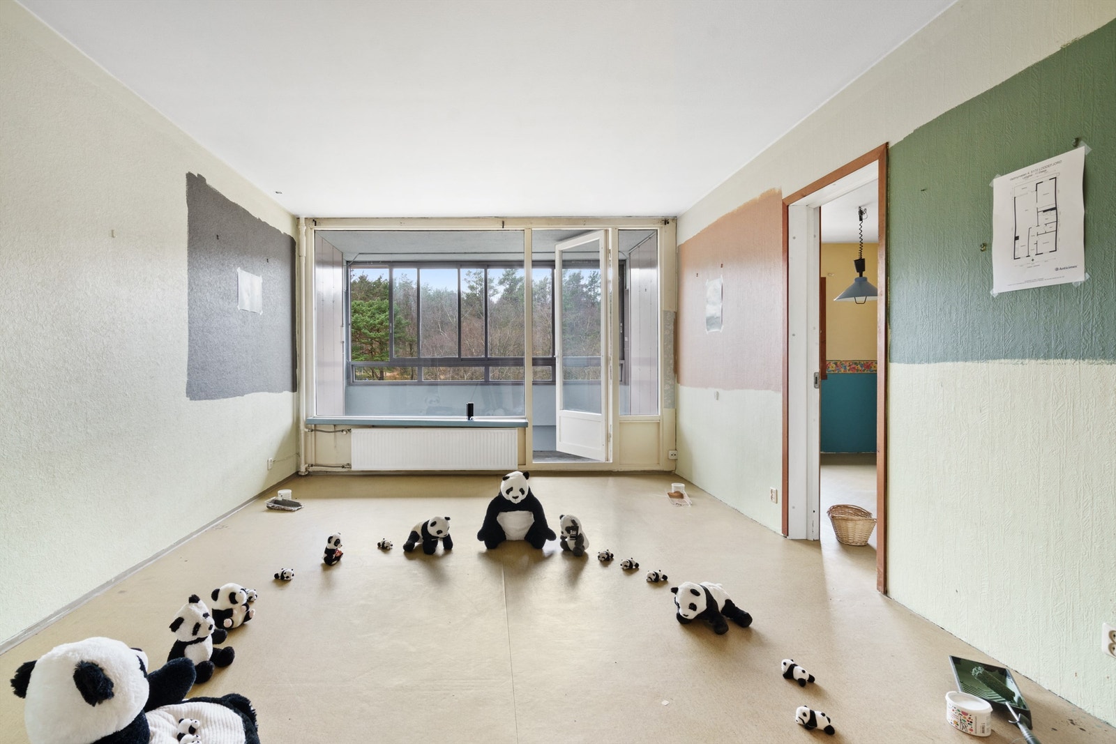 Stuen er romslig med god plass til en større sofagruppe og spisebord Galleribilde