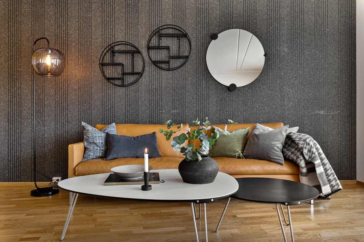 Her finner du en romslig stue med plass til stor sofa og diverse møblement