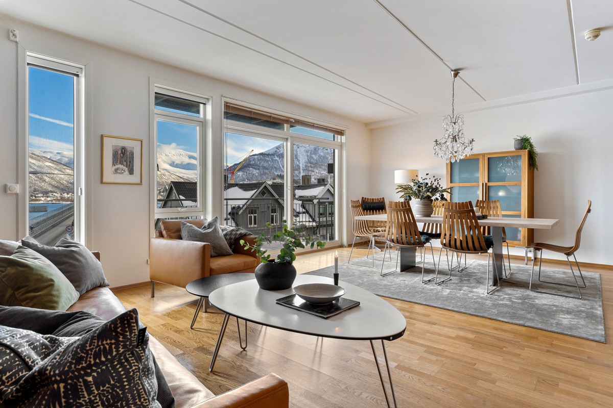 Stor stue med plass til spisestue - her er det utgang til balkong