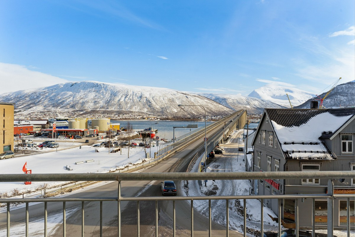 Fra balkongen er det fantastisk utsikt mot Tromsøysundet!