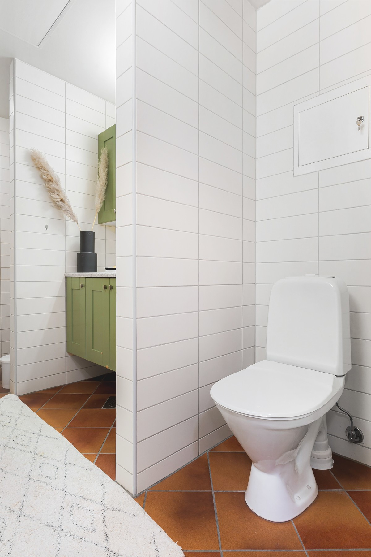 Badet er innredet med dusj, servant og toalett