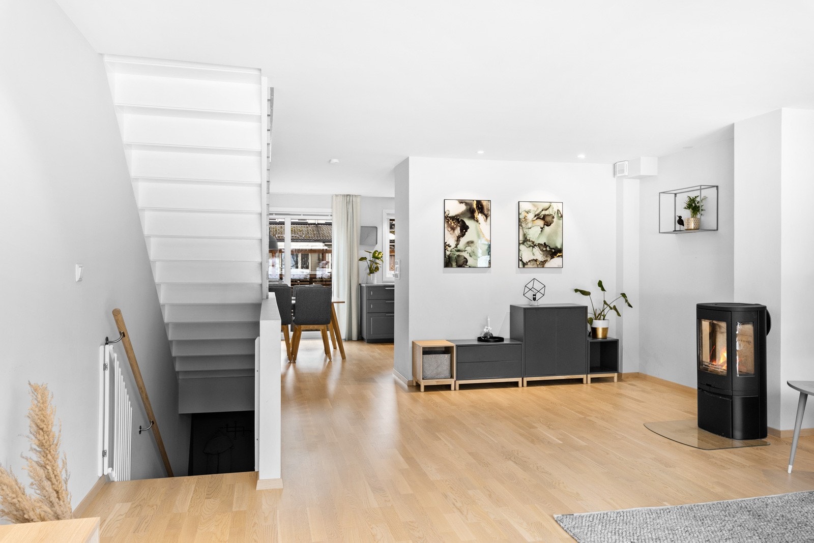 Planløsningen i boligen er meget effektiv og gjennomtenkt. Boligen byr også på en vedovn som gir ekstra hygge på kalde vinterdager. Galleribilde