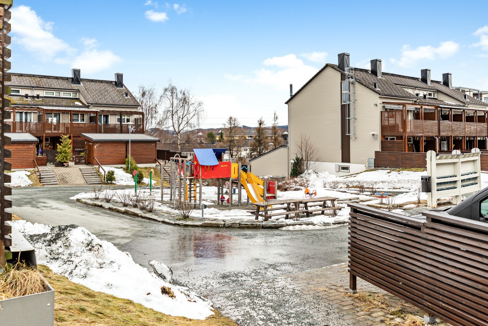 Boligen ligger i et svært rolig og barnevennlig område på Flatåsen. Området må ansees som attraktivt, og du får nærhet til både barnehage, skole, og dagligvarebutikker. Galleribilde