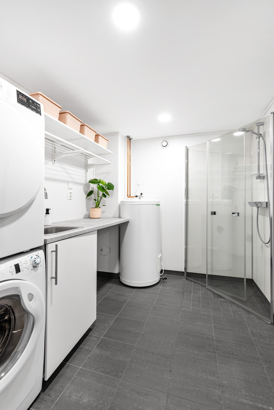 Flott bad/vaskerom med flis på gulv og våtromsplater på vegger fra 2019.
Gulvvarme som oppvarming. Rør i rør system og balansert ventilasjon. Galleribilde